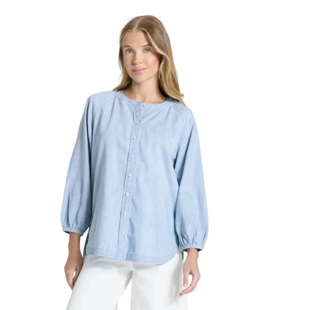 Universal Thread Women's Light Blue Chambray Button Down Shirt Size Small